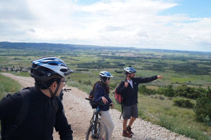 AVEC UN GUIDE